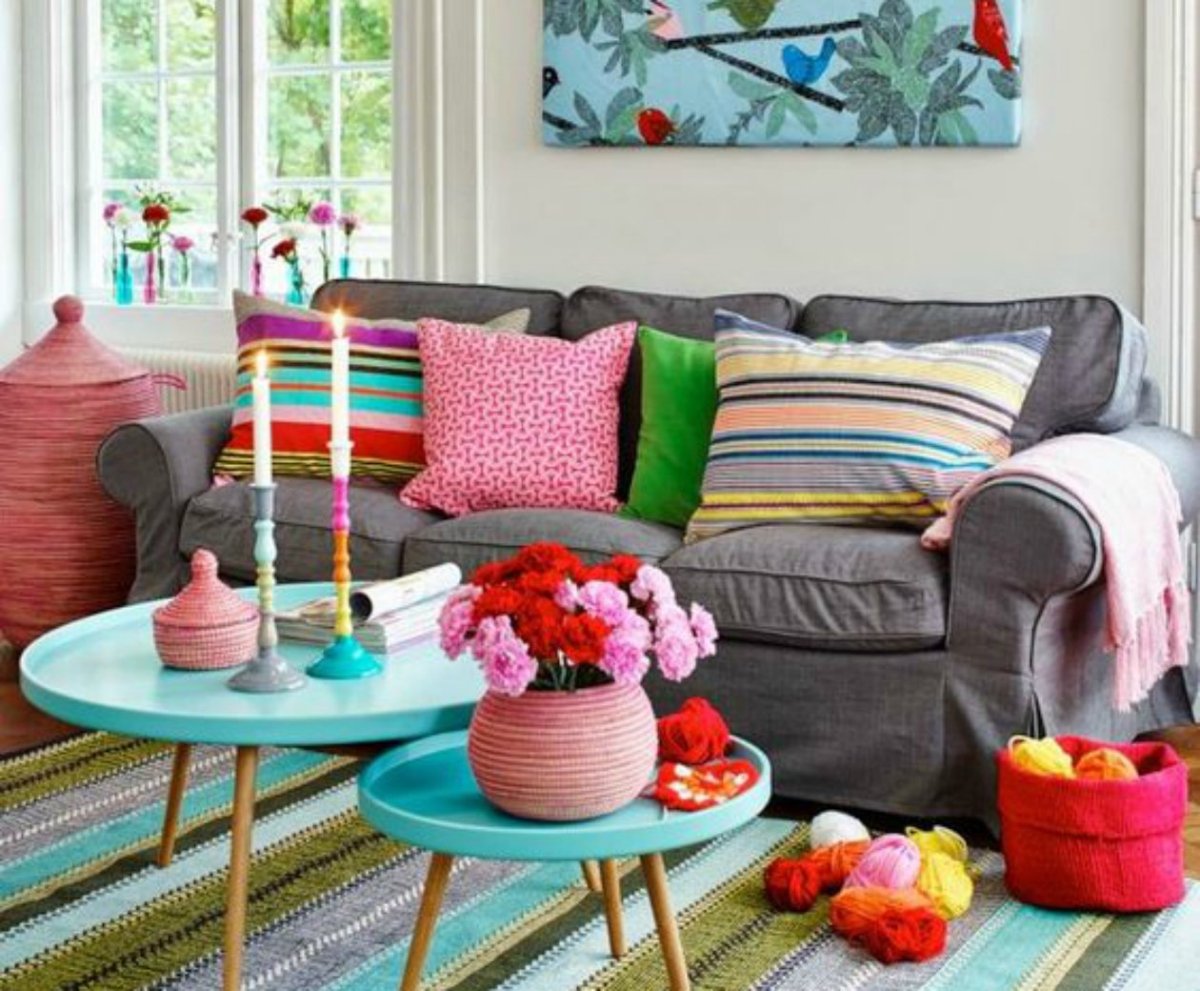 Яркие элементы декора гостиной