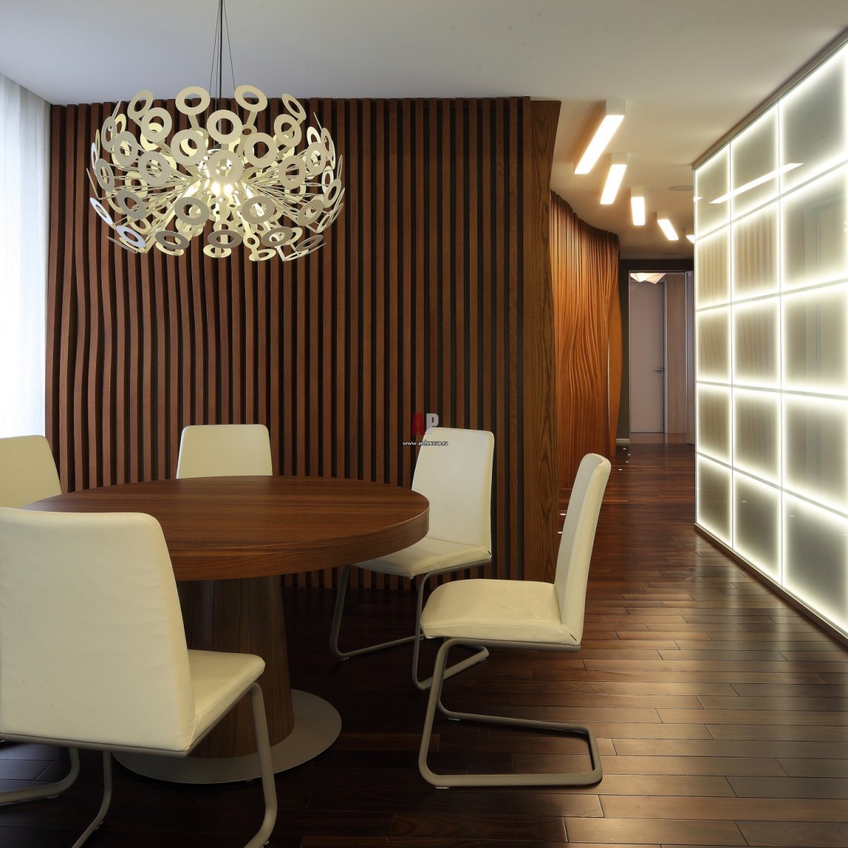 Деревянные рейки с подсветкой в интерьере