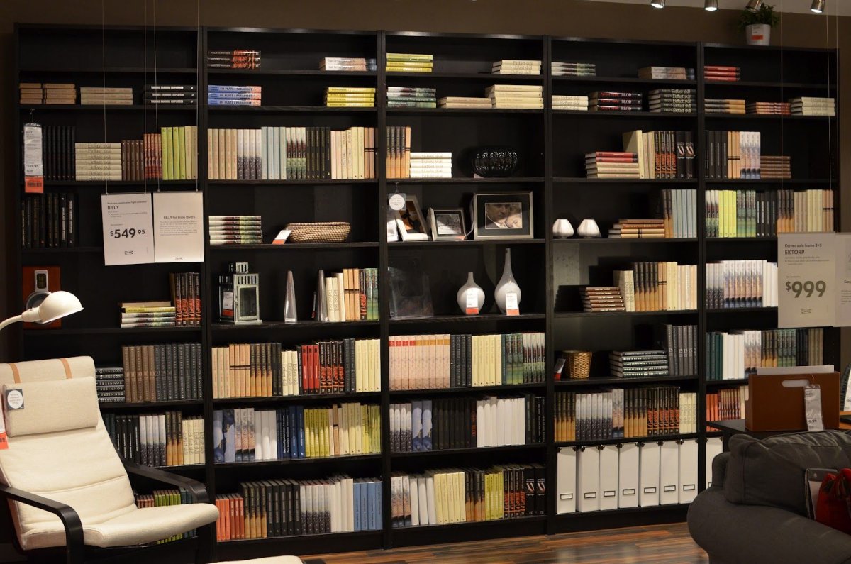 Черные книжные полки в интерьере