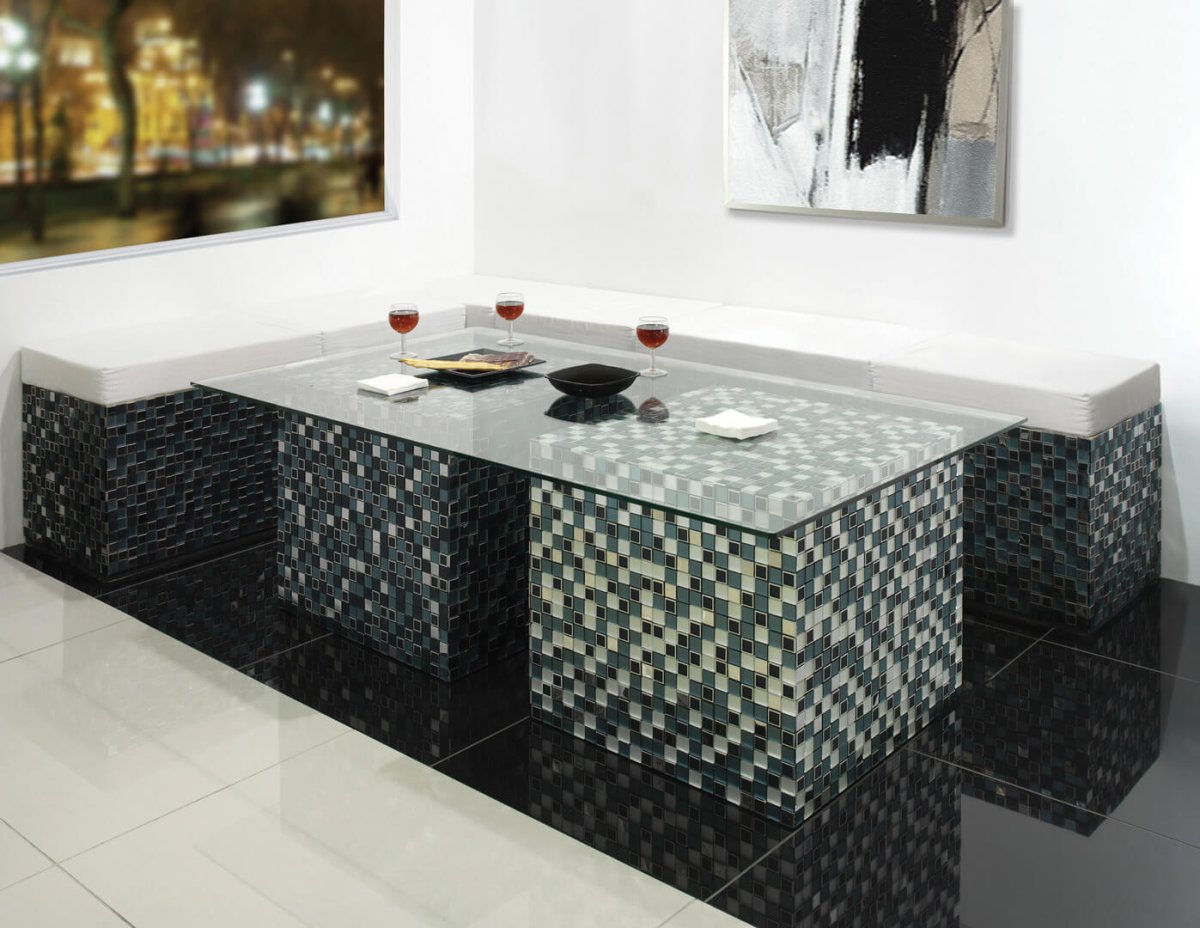 Стол с мозаикой