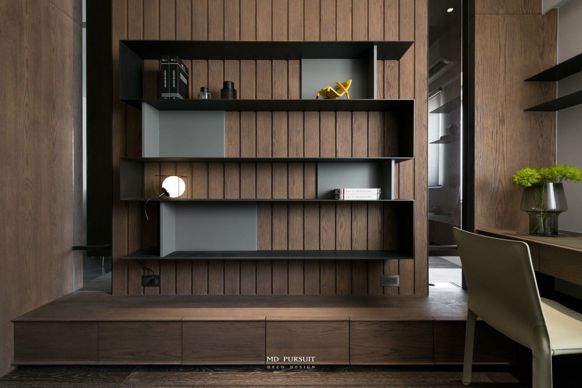 Телевизор на белой стене