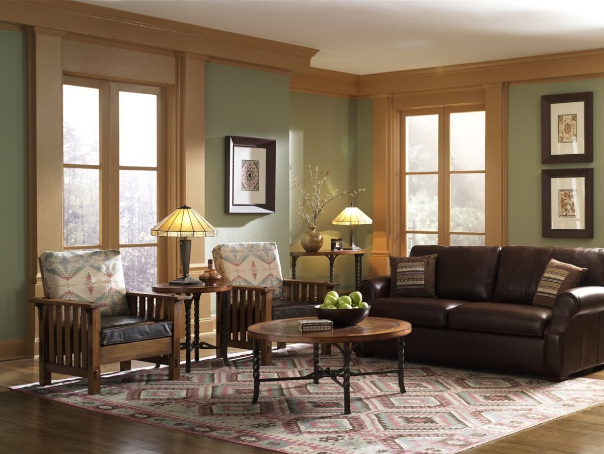 Коричневая стена