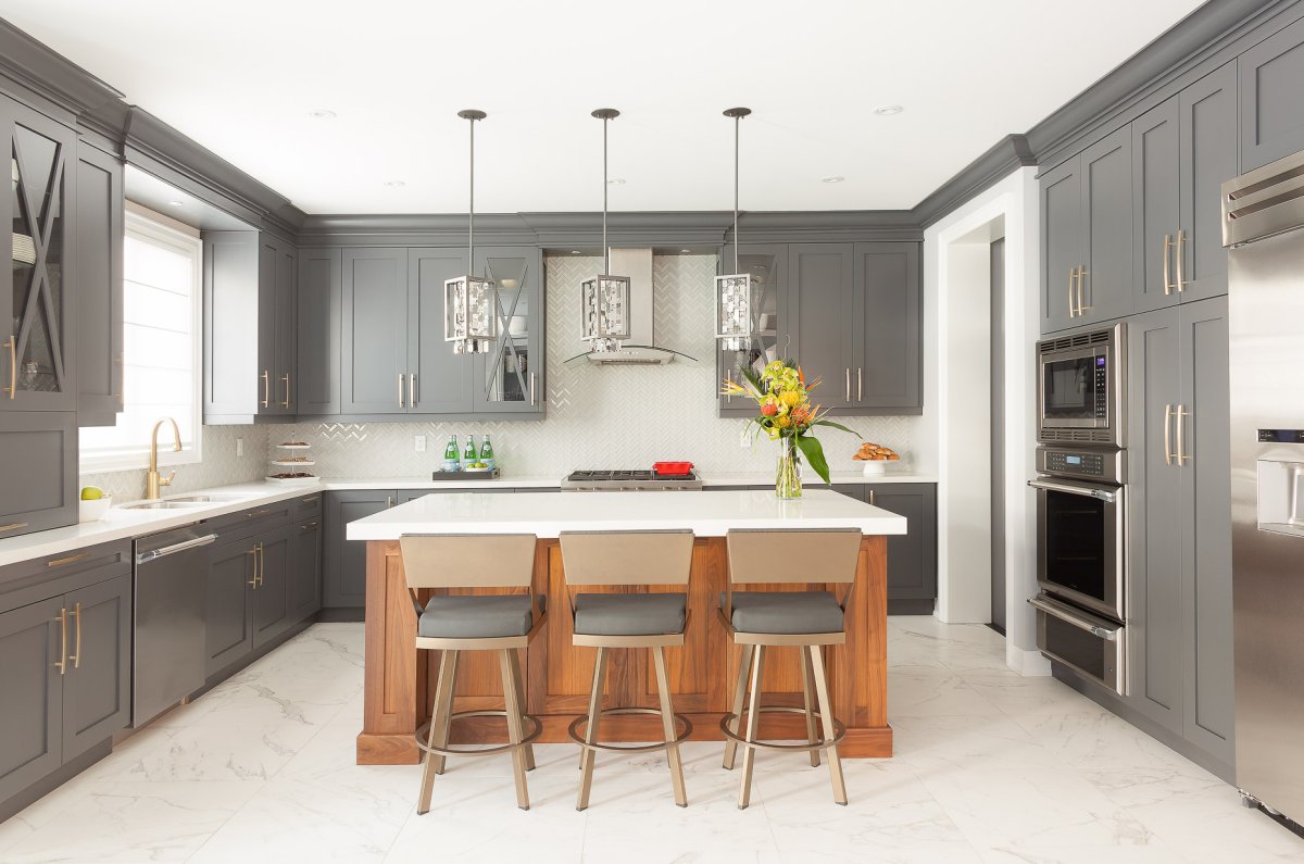 Кухни в трендовых цветах