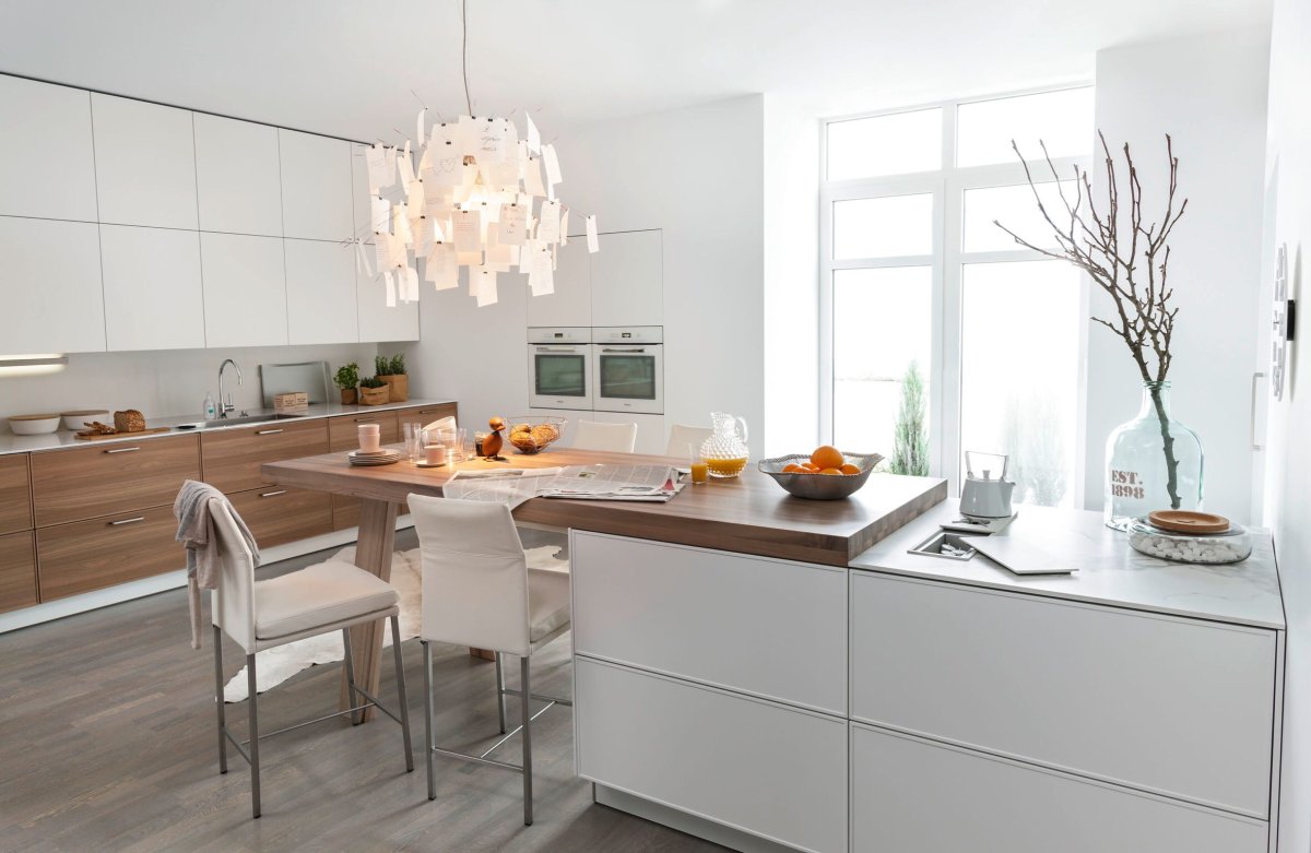 Подвесные люстры на светлой кухне