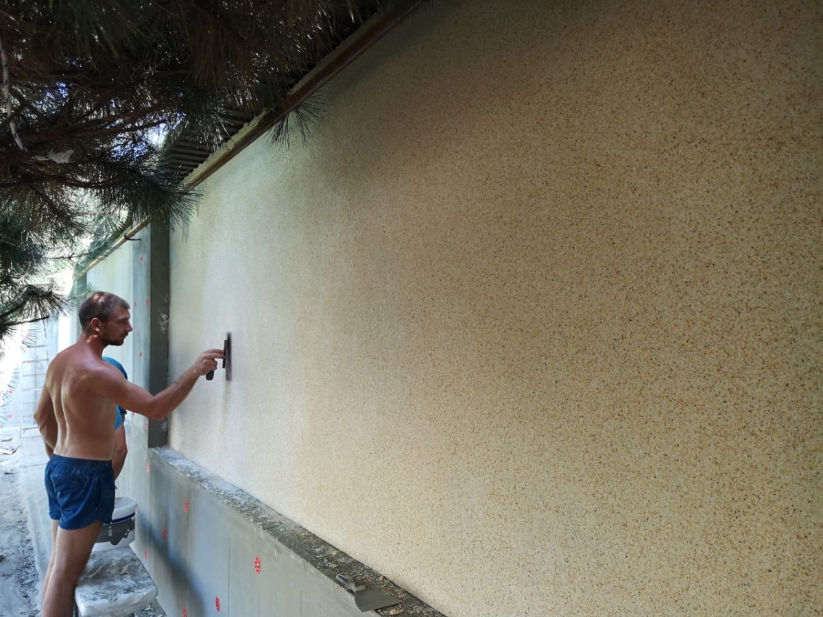 Отделка забора декоративной штукатуркой