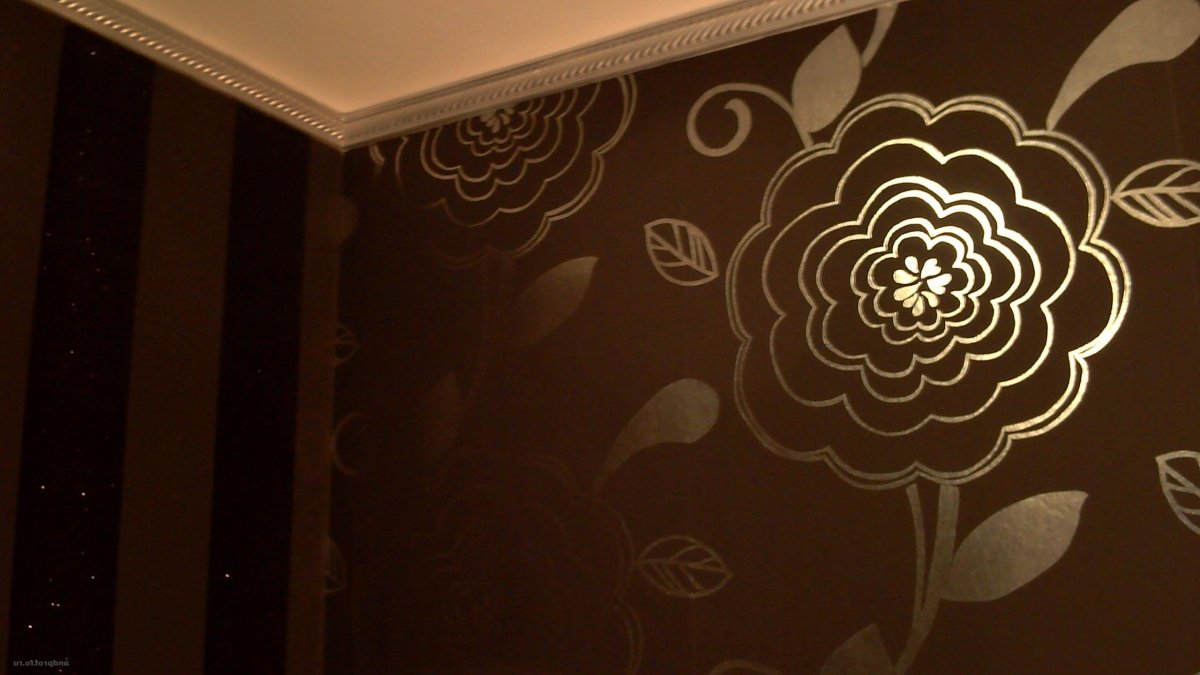 Поклейка виниловых обоев в Испании