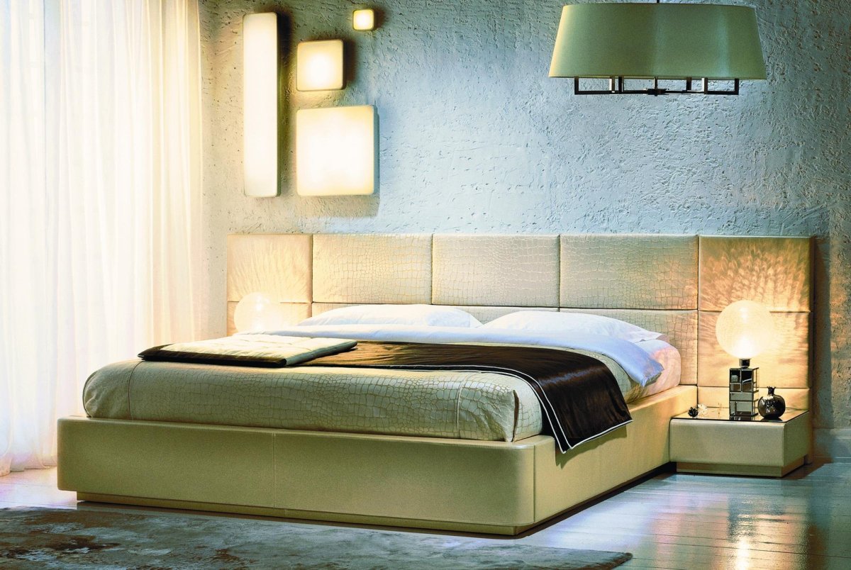 Кровать с тумбочками в изголовье