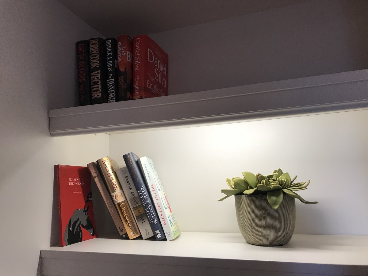 Интерьерные книги на комоде