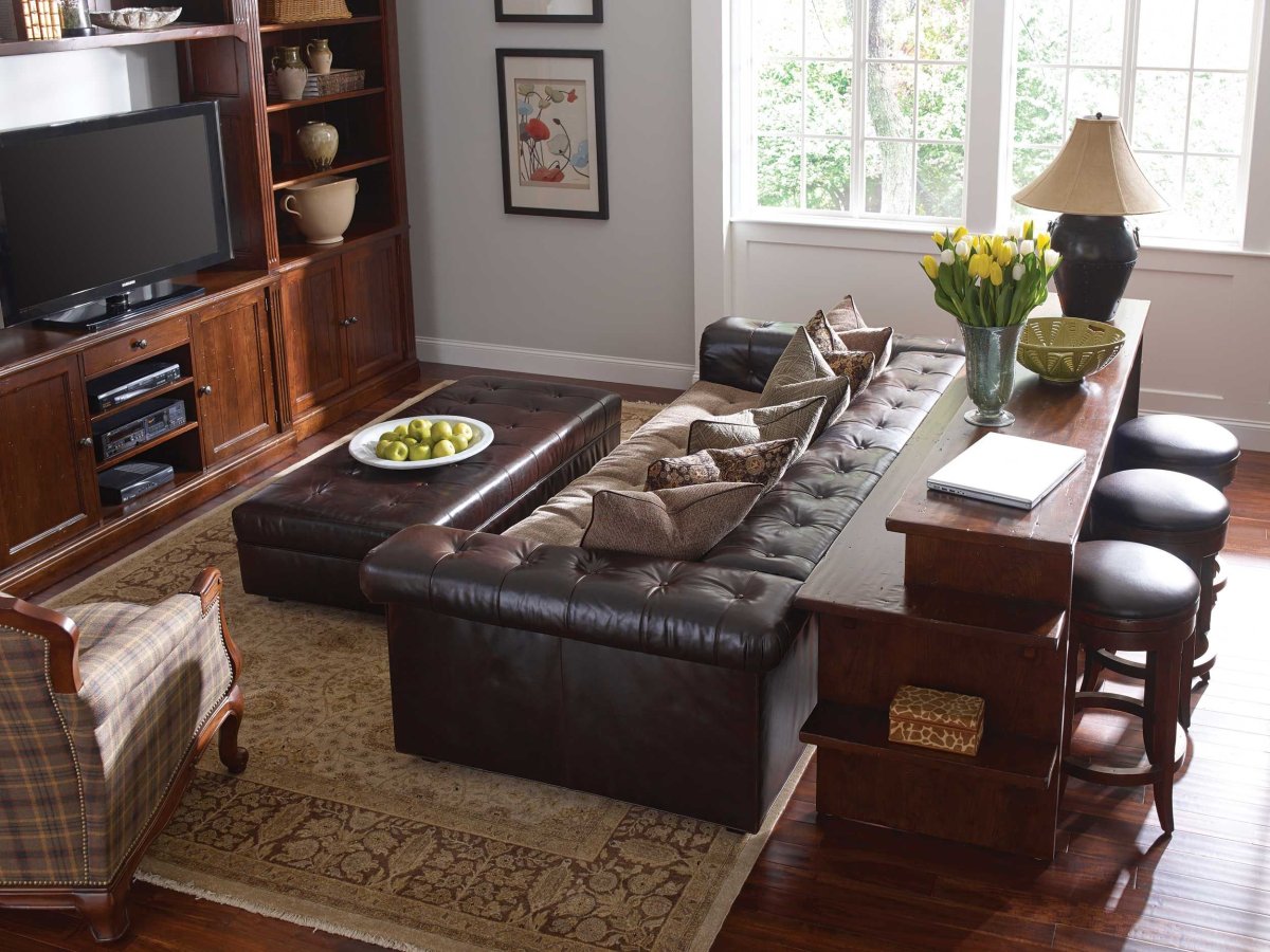 Консоль сбоку дивана