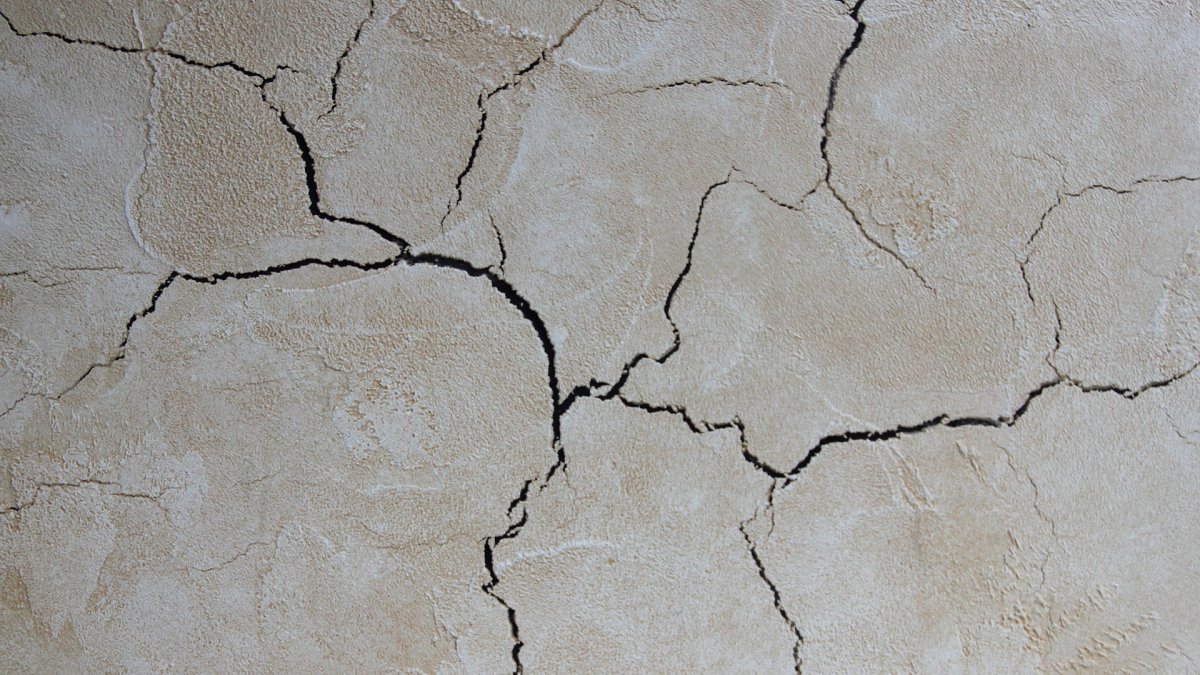 Декоративная штукатурка с эффектом трещин
