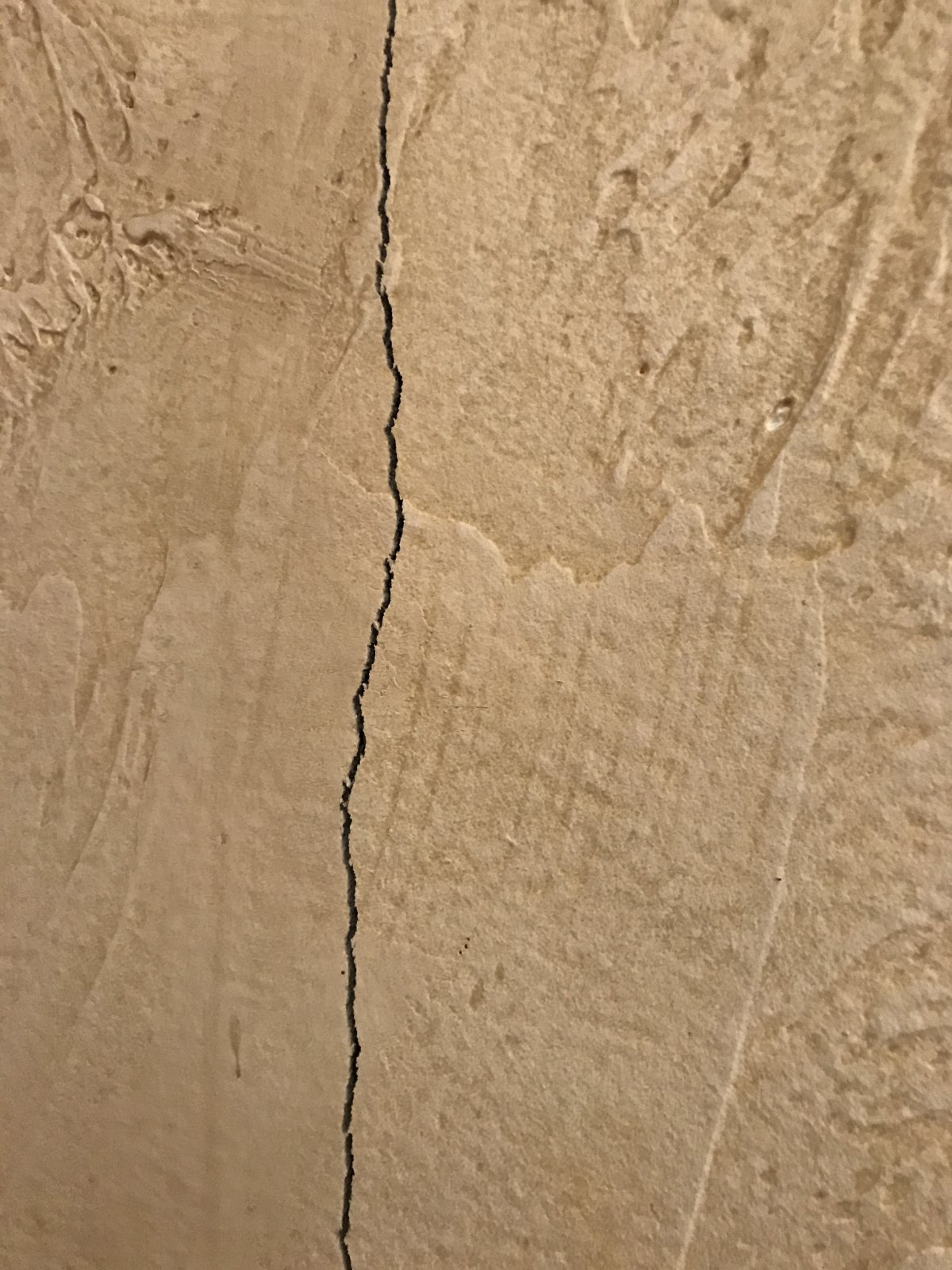 Облупленная краска на стене