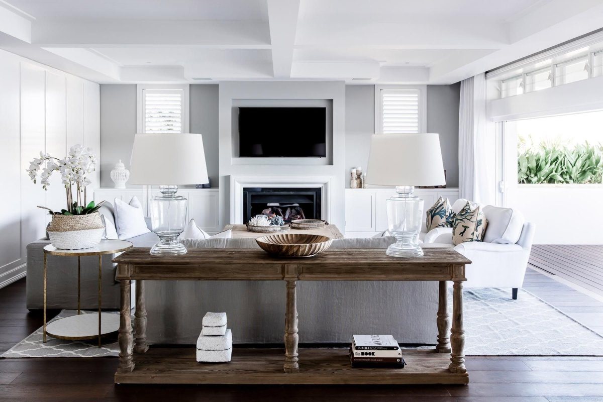 Консоль за диваном в гостиной