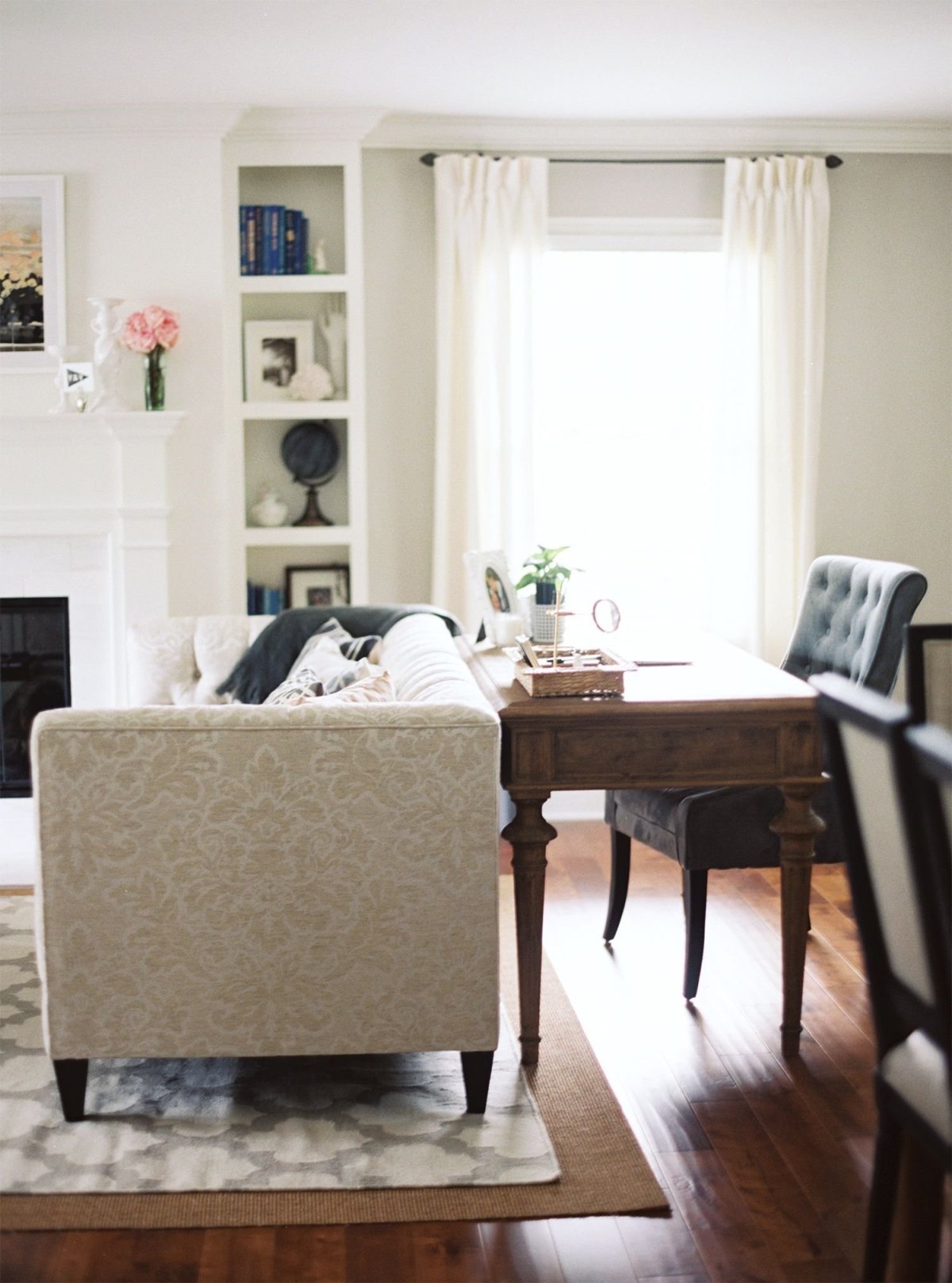 Полка над диваном в гостиной