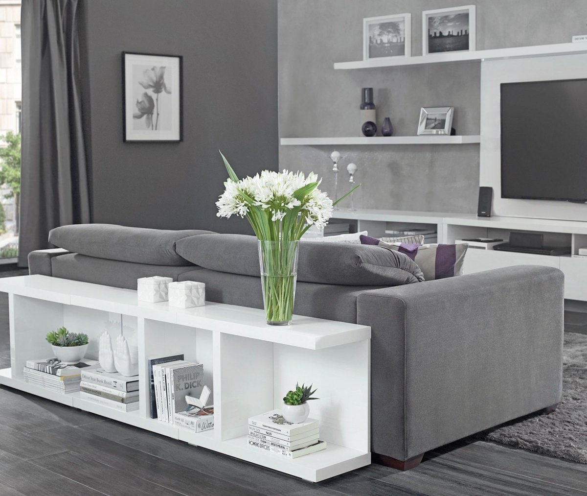 Консоль за диваном в интерьере