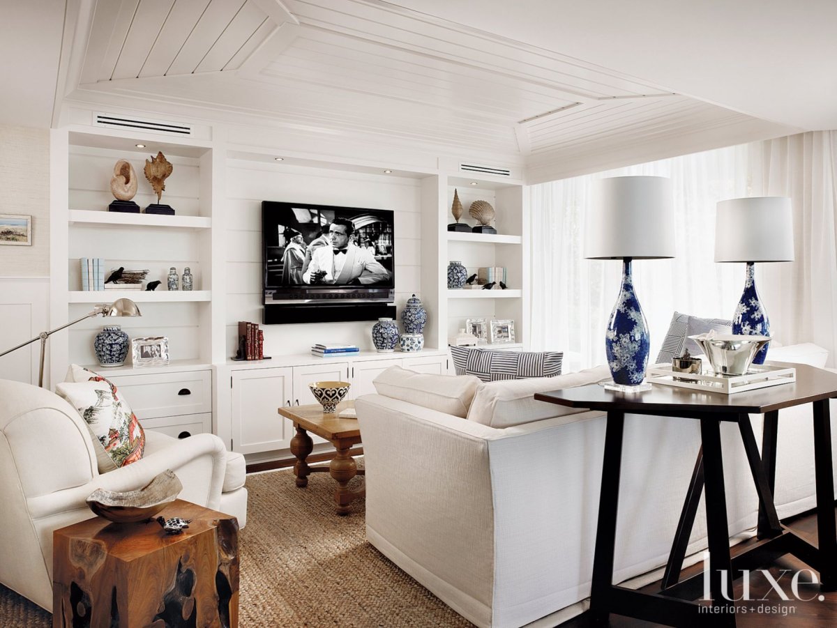 Консоль за спинкой дивана