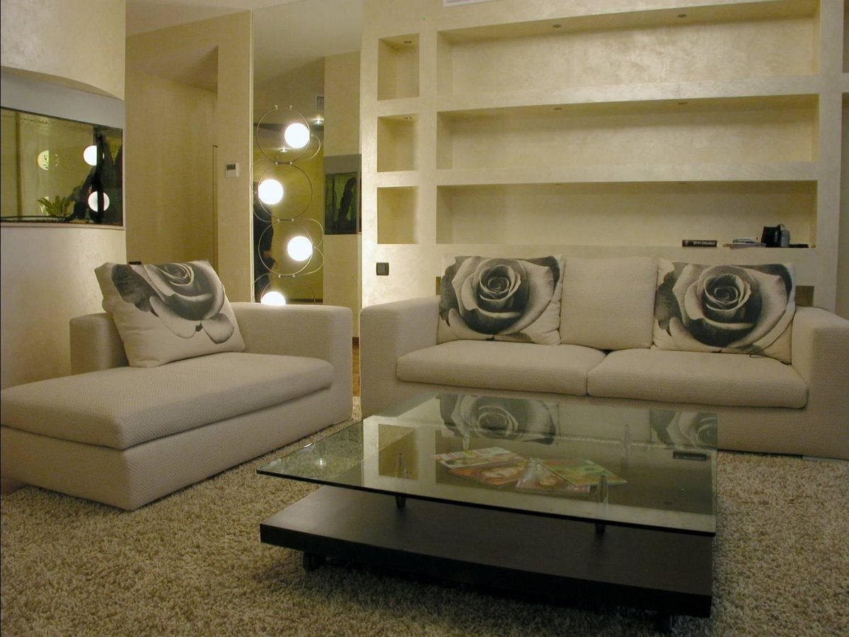 Консоль за диваном