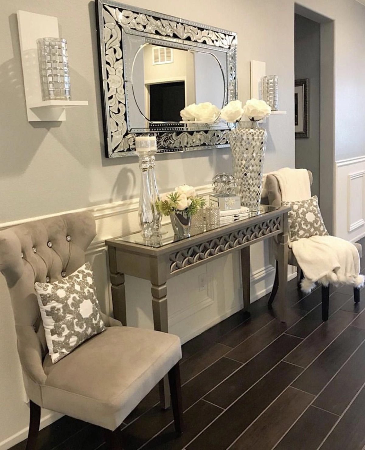 Зеркало над диваном в гостиной