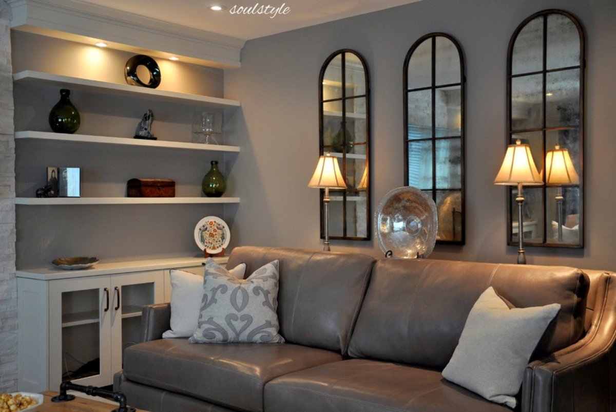 Консольный столик за диваном