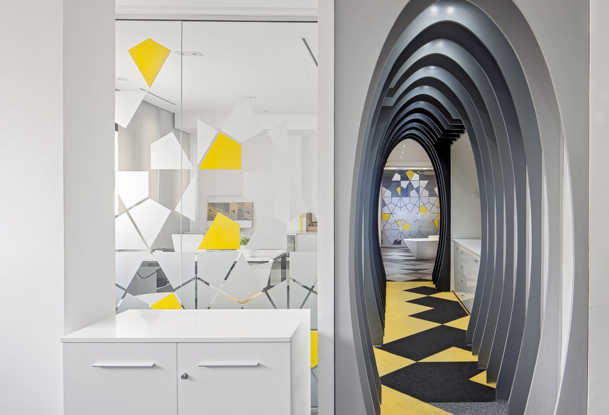 Контрастная композиция в интерьере