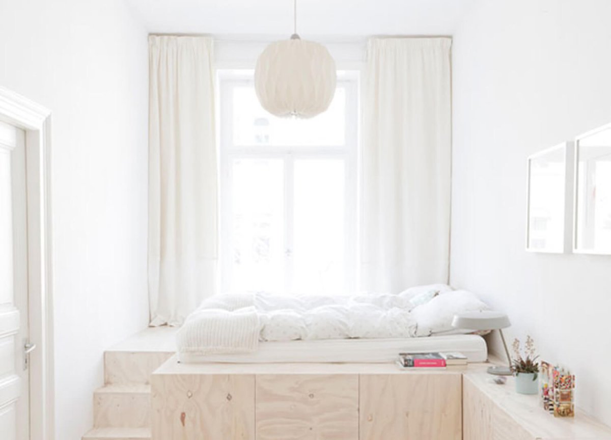 Односпальная кровать у окна