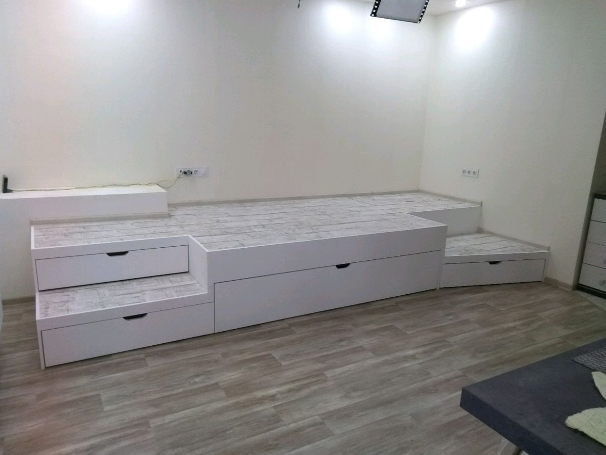 Подиумная кровать лофт