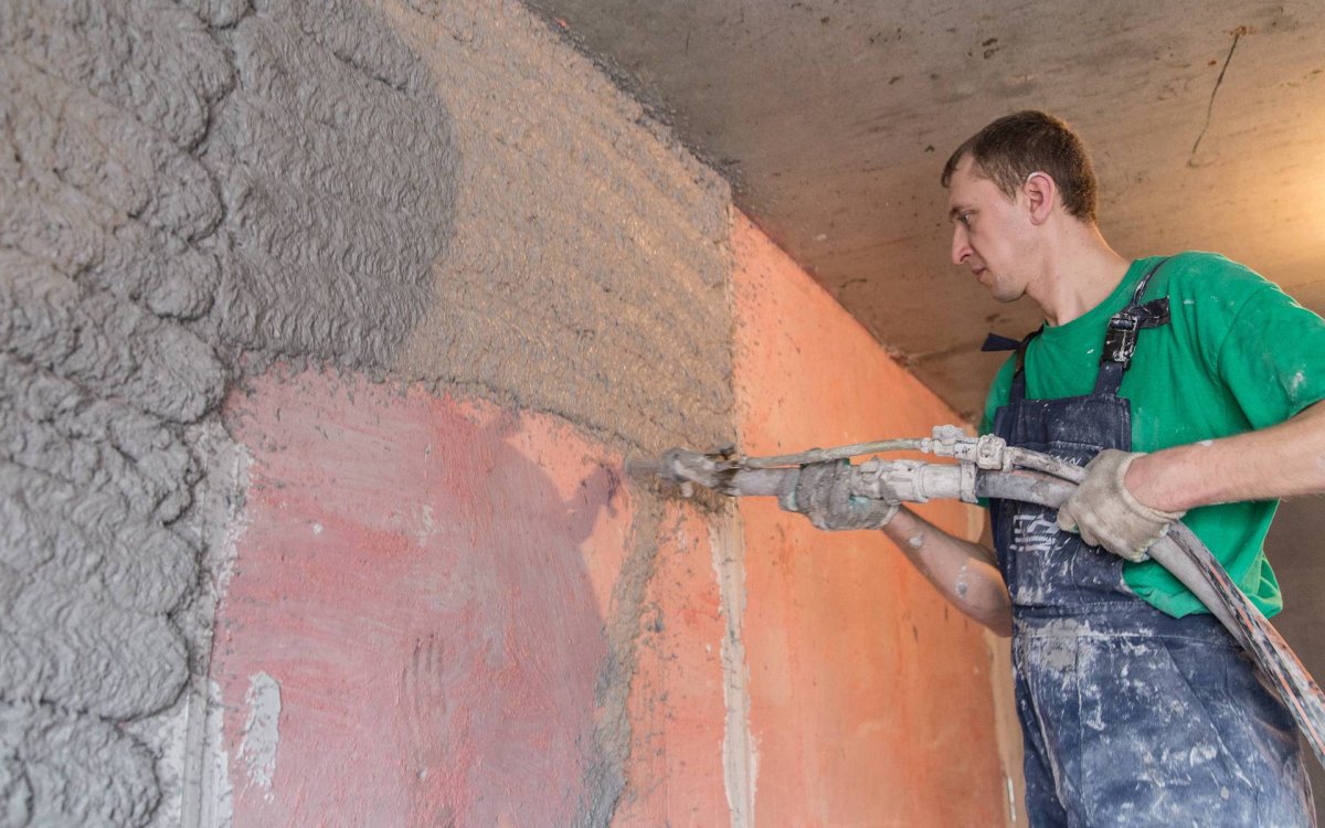 Штукатуры выравнивают стены