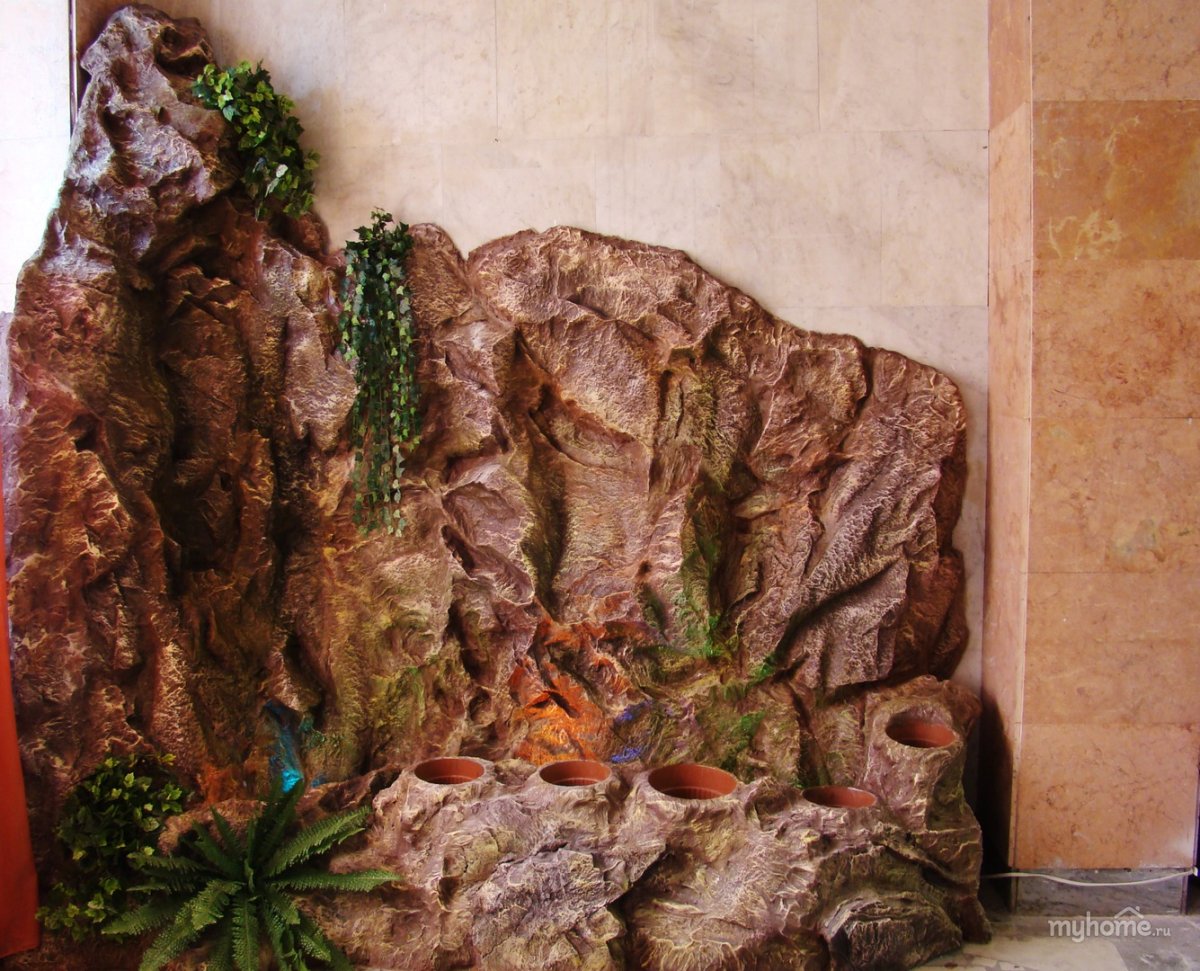 Скала из арт бетона в интерьере