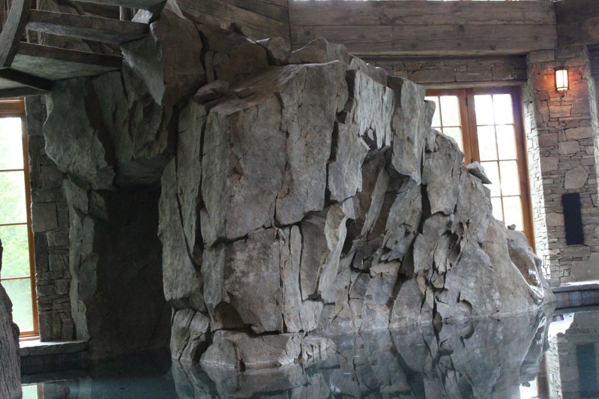 Скала в интерьере