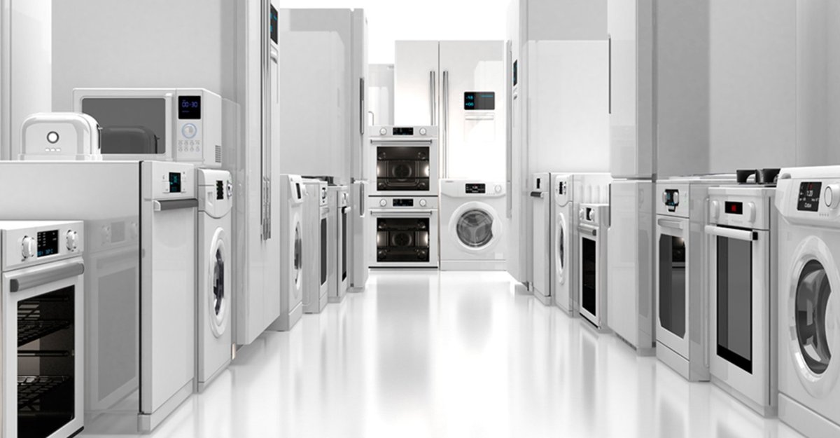 Много бытовой техники на кухне