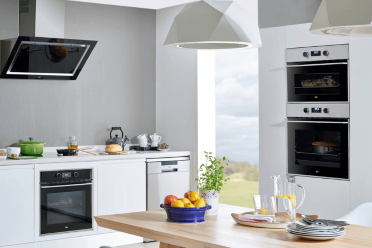 Кухня с духовкой на уровне глаз