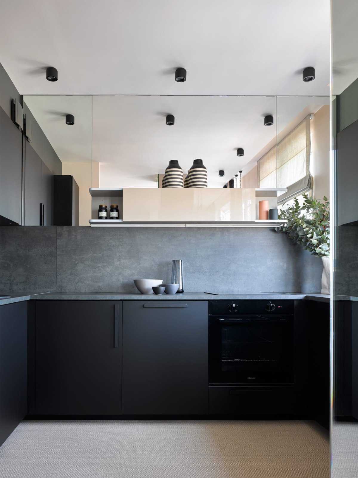 Кухня в скандинавском стиле с черной столешницей