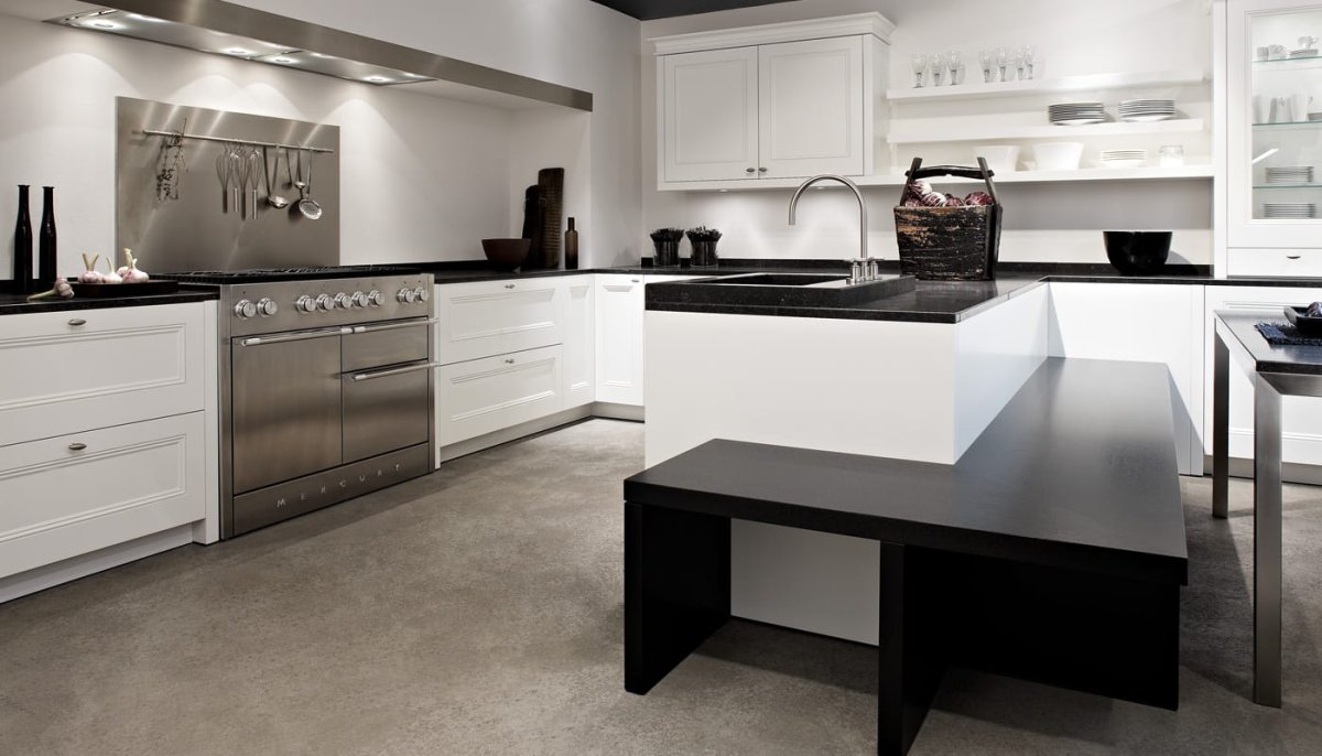 Серая кухня с белой столешницей