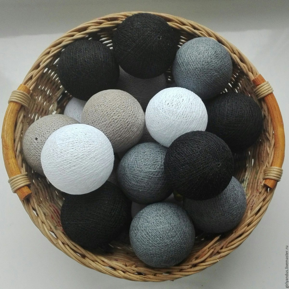 Люстра из ротанга в интерьере