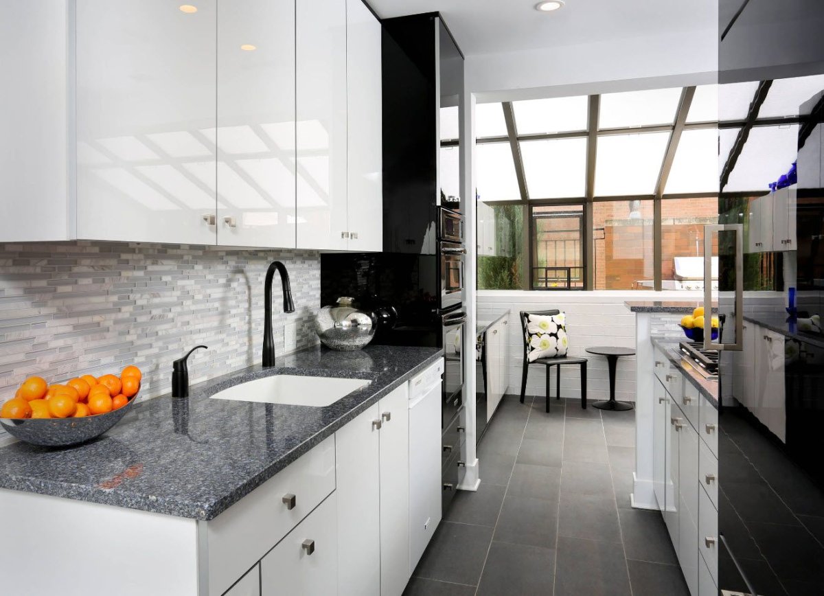 Белая кухня с черной столешницей