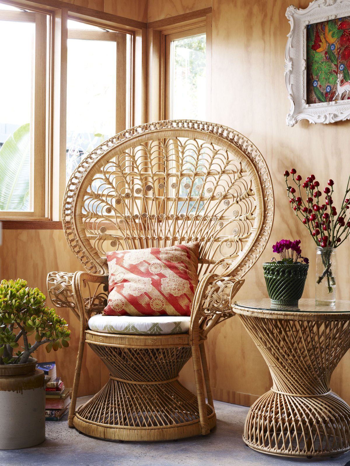 Плетеные светильники в интерьере веранды