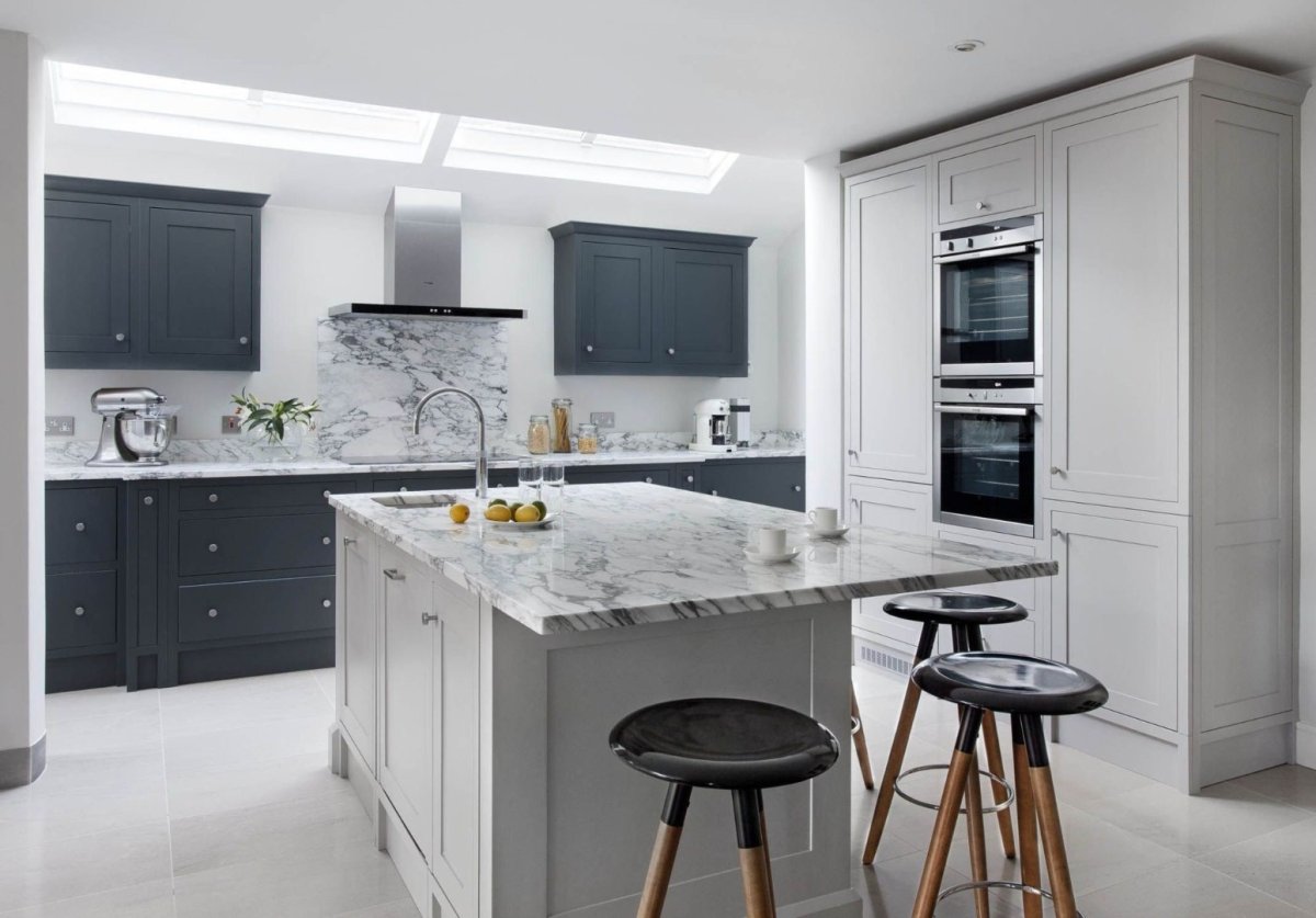 Белая кухня с серой столешницей