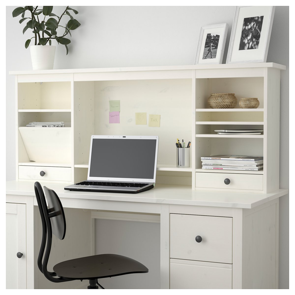 Полочки над письменным столом с подсветками