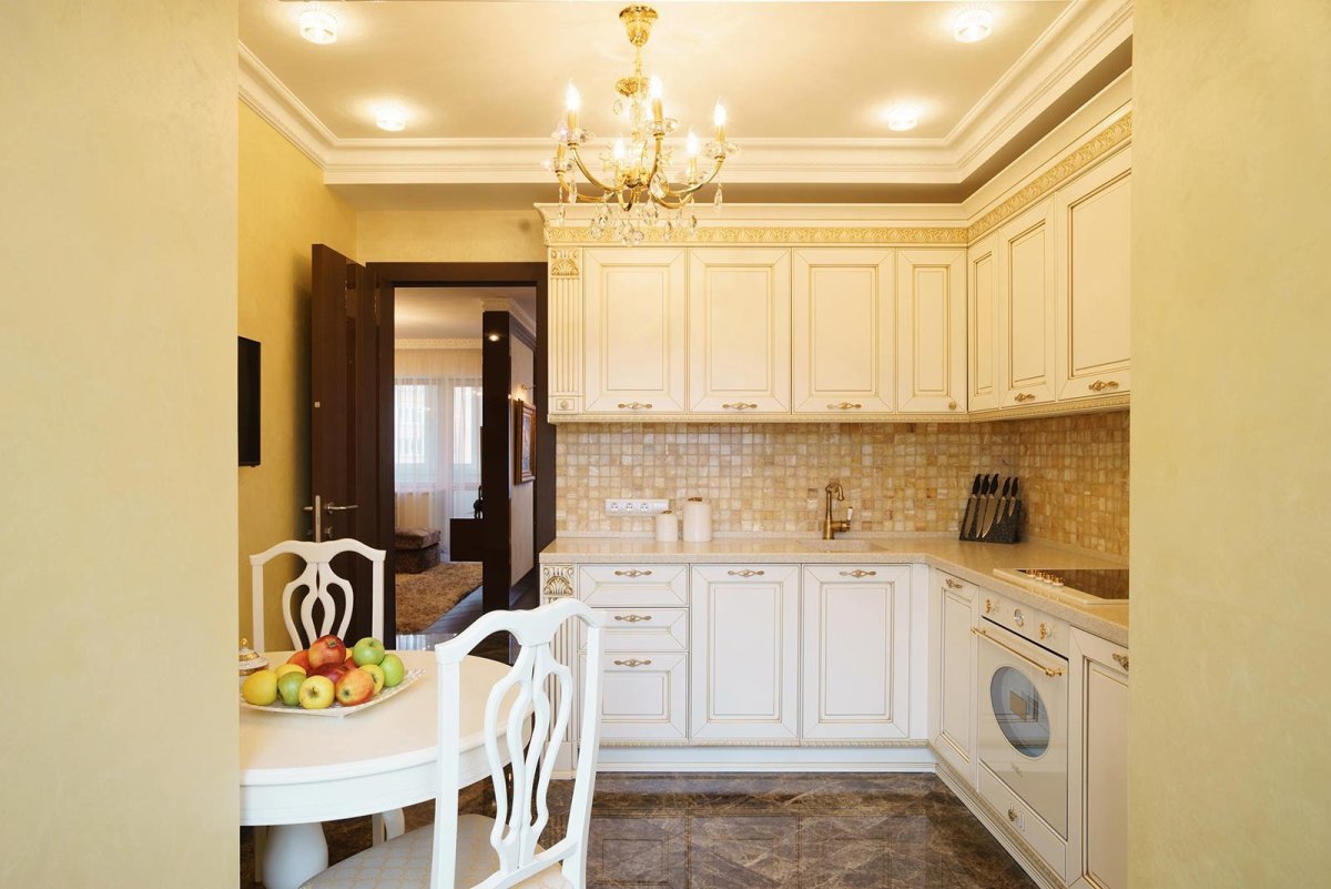 Классическая кухня в молочных тонах