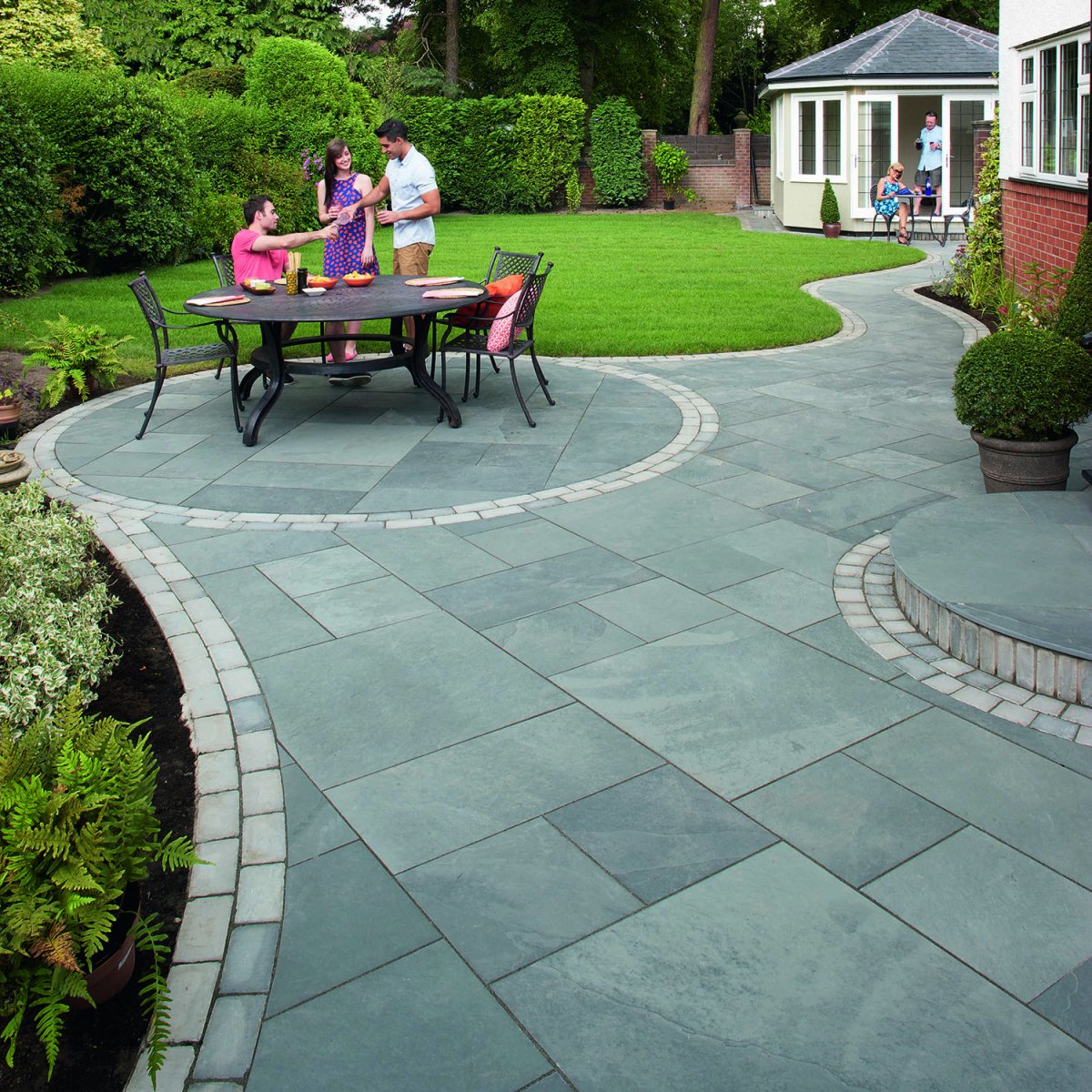 Тротуарная плитка во дворе