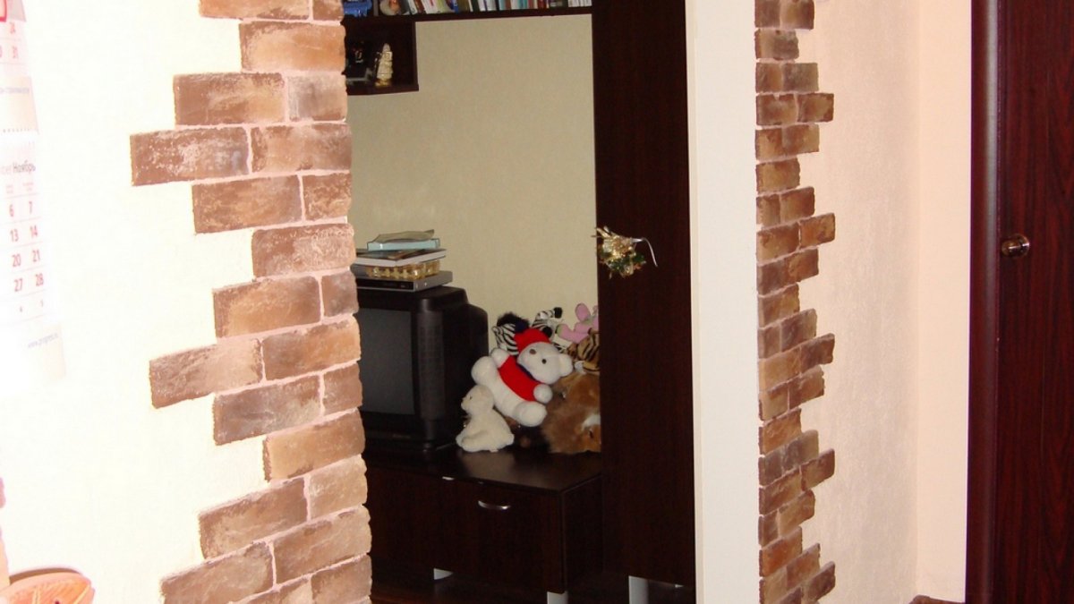 Угол декоративным кирпичом