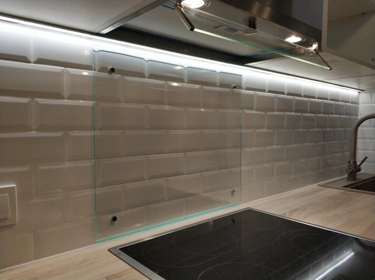 Стеклянный экран для плиты