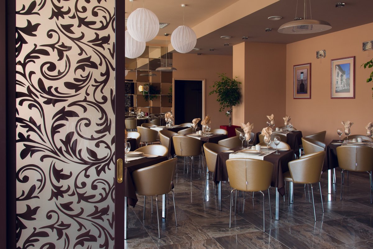 Интерьер кафе в шоколадных тонах