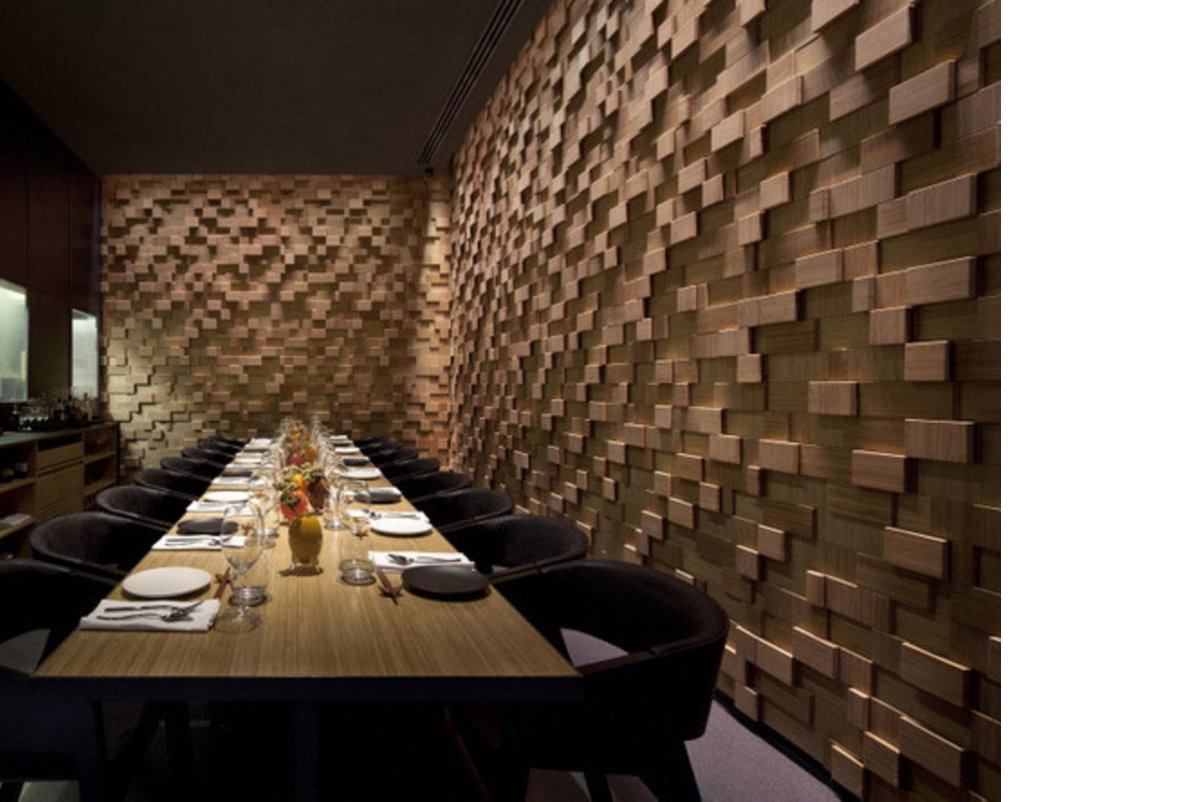 Темный интерьер ресторана