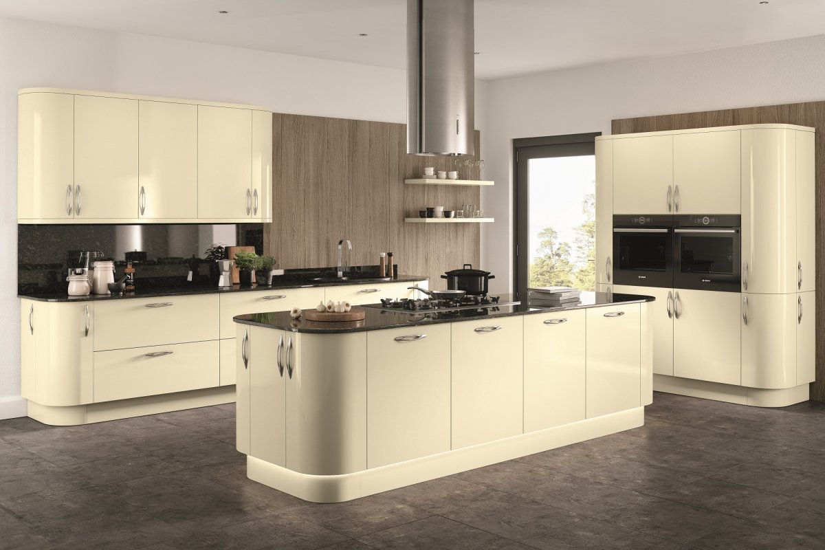 Кухня слоновая кость с деревянной столешницей