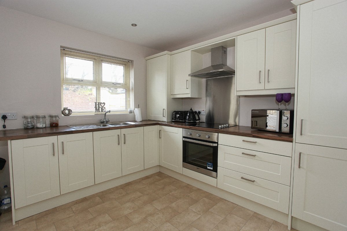 Современная кухня в кремовых тонах