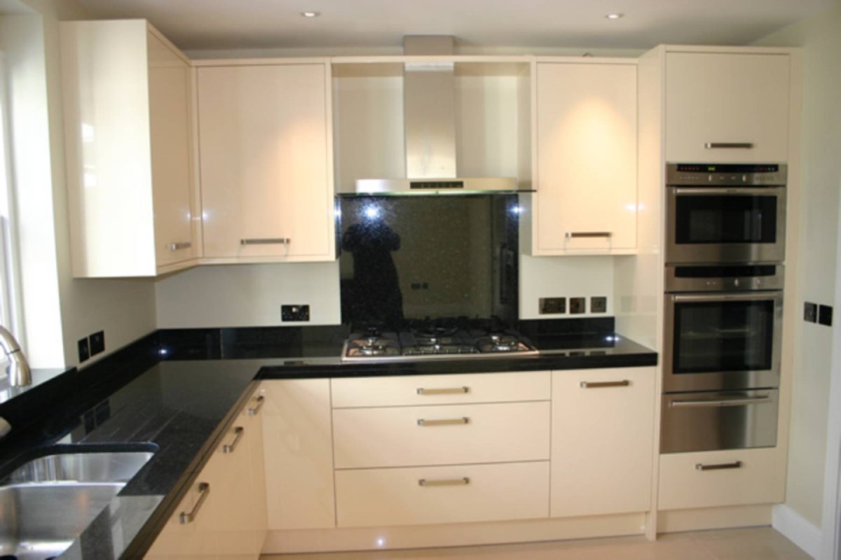 Кухня со ступенькой посередине стены