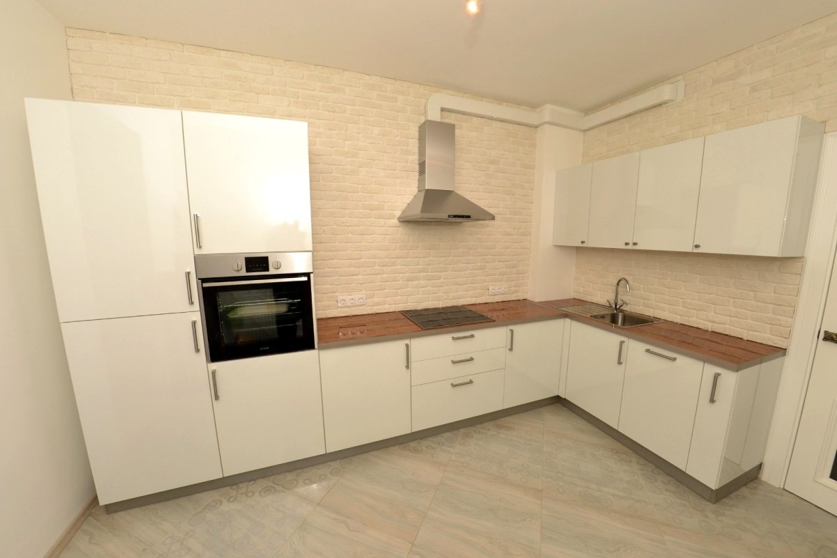 Бежевая кухня с деревянной столешницей