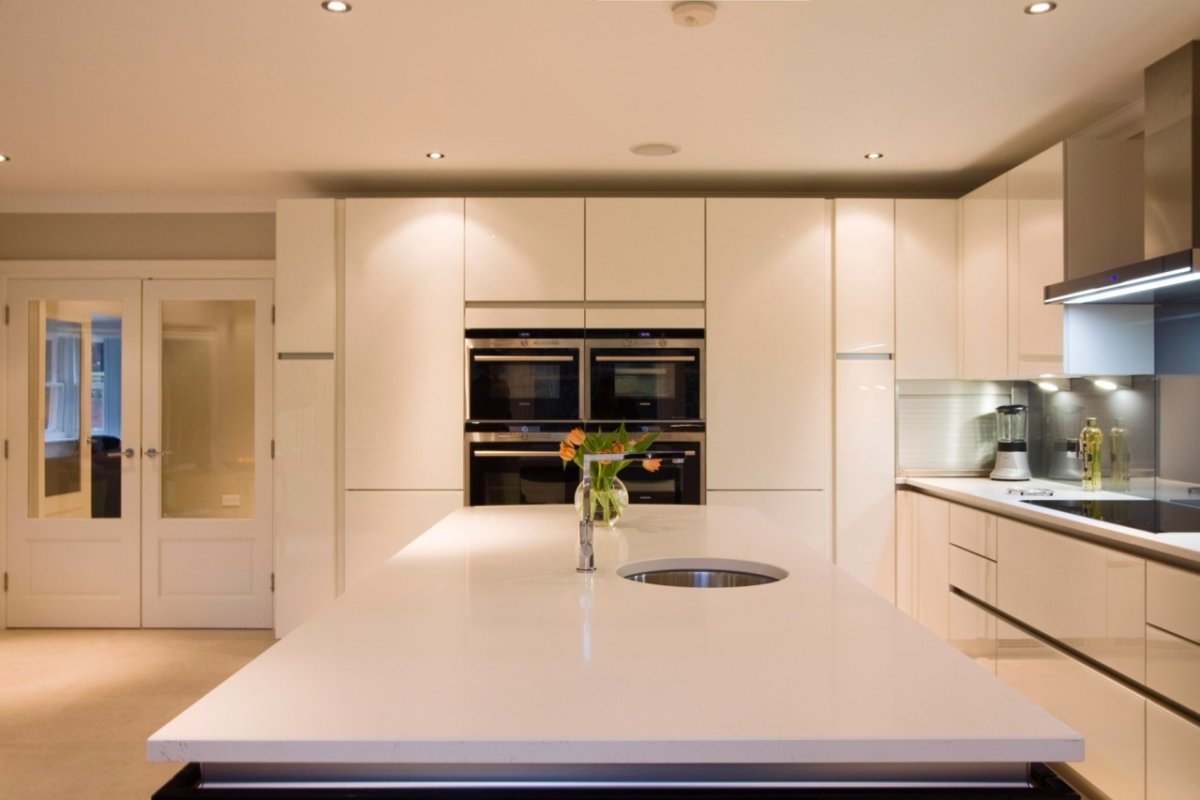 Белая кухня с кремовой столешницей