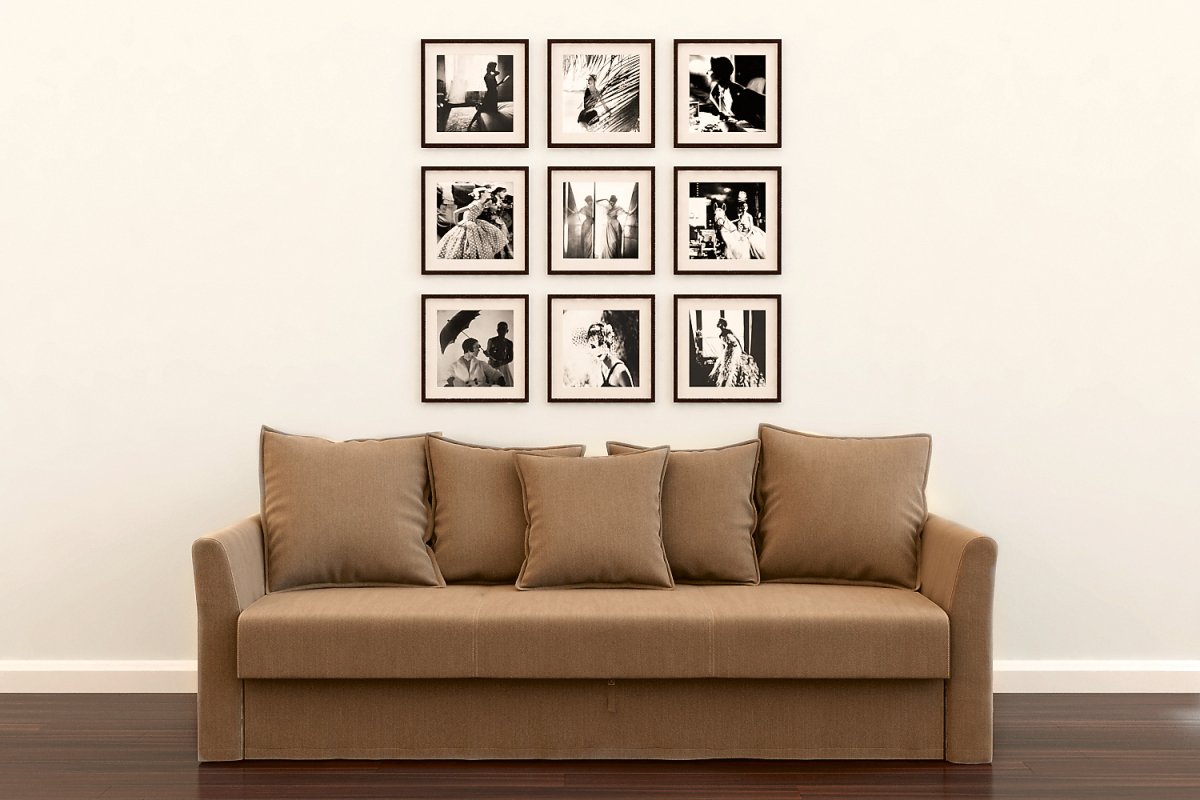 Фоторамки на стене в интерьере над диваном