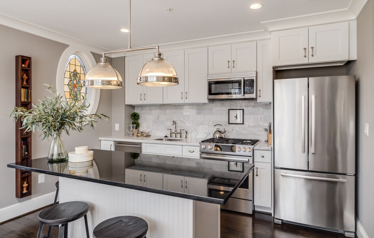 Кухня с американским холодильником